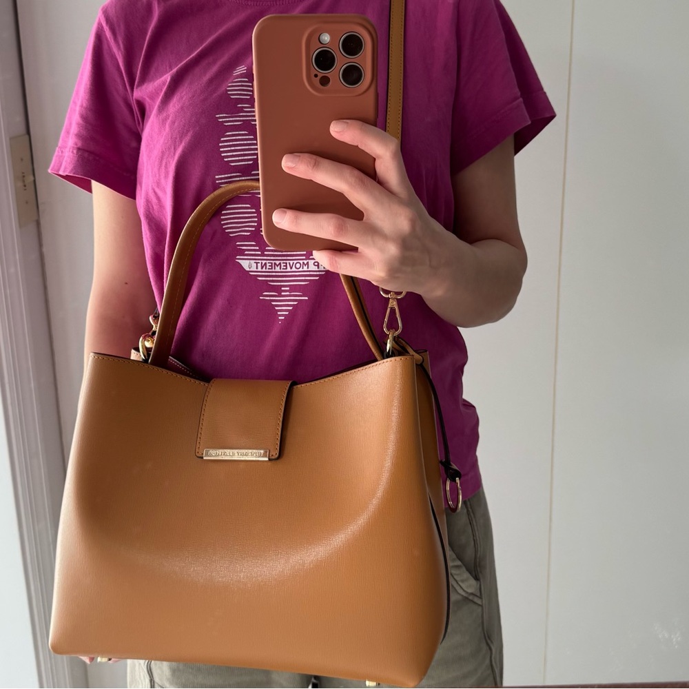 Chic Tan Shoulder Bag - Picture 5 of 6